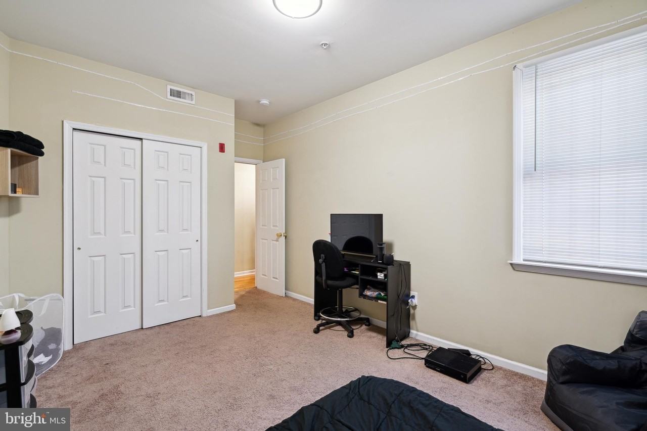 1611 N 17th St #2 - Photo 4 of 18
