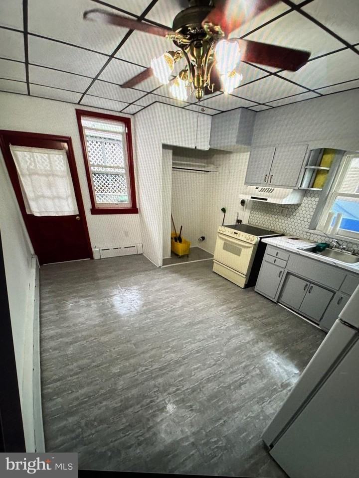 834 E Market St - Photo 2 of 14