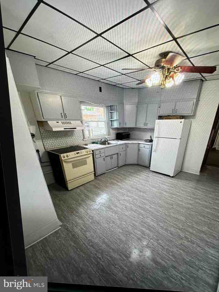 834 E Market St - Photo 3 of 14