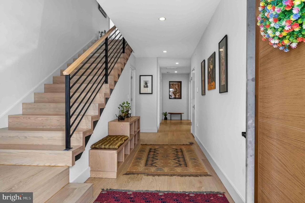 911 S Oak St - Photo 5 of 50