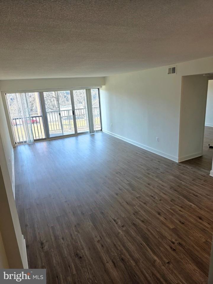 1300 Army Navy Dr Apt 306 - Photo 3 of 18