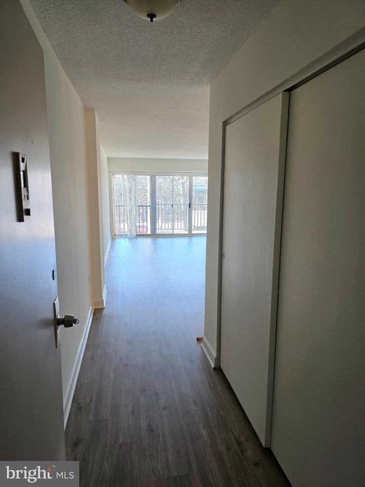 1300 Army Navy Dr Apt 306 - Photo 2 of 18