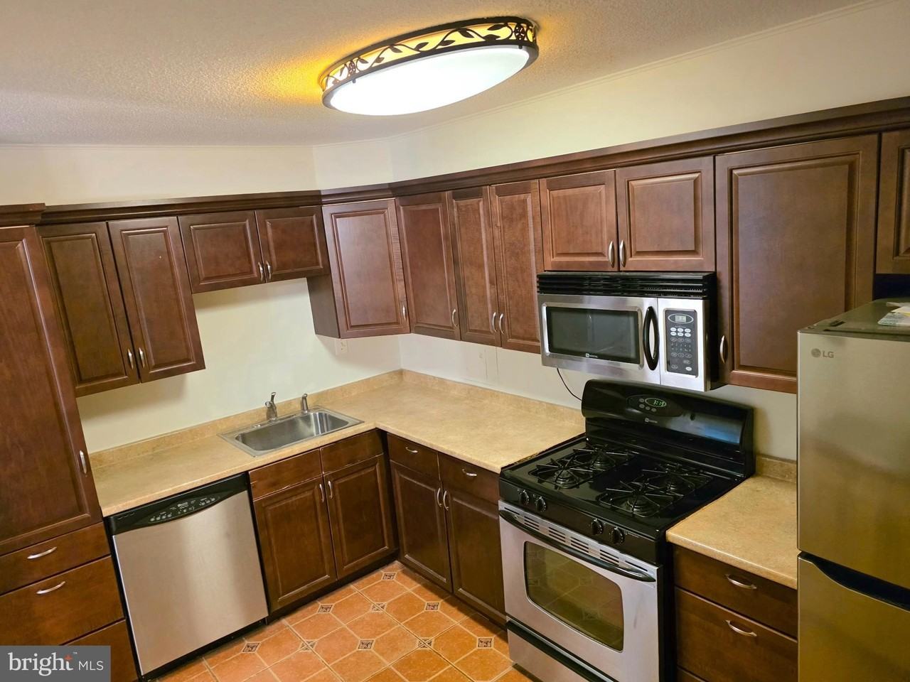 1300 Army Navy Dr Apt 306 - Photo 7 of 18