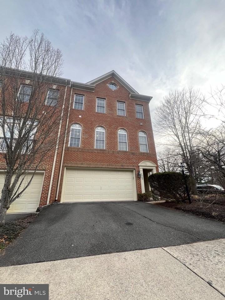 5989 Meadow Brook Dr - Photo 2 of 43