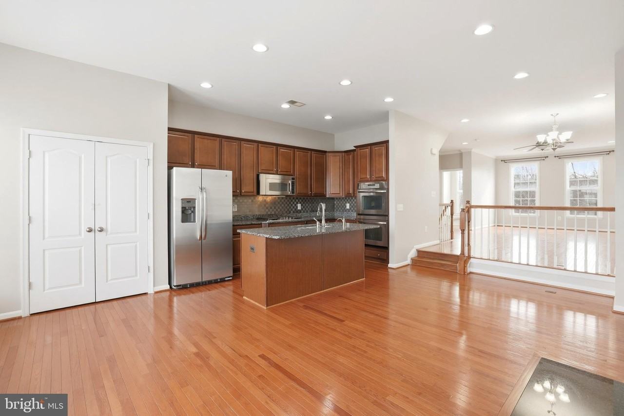 22660 Amberjack Sq - Photo 4 of 27