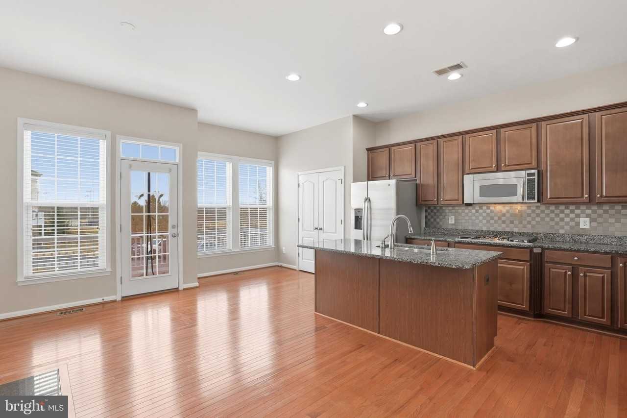 22660 Amberjack Sq - Photo 6 of 27