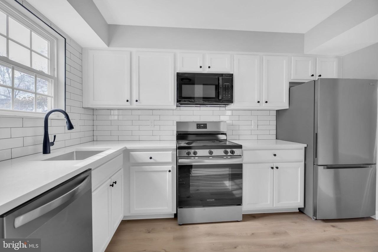 8720 Sugarwood Ln - Photo 4 of 24