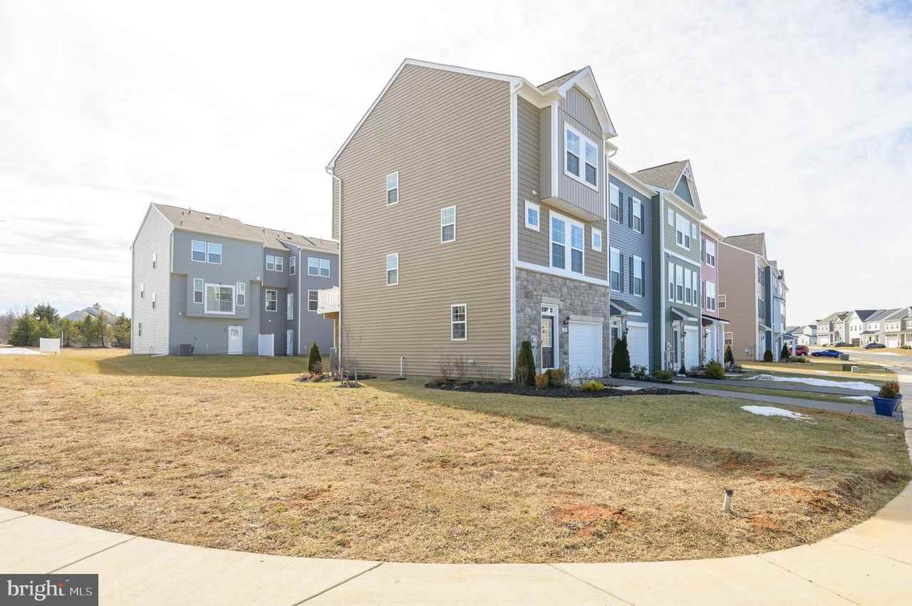 201 Hillsdale Pl - Photo 2 of 50