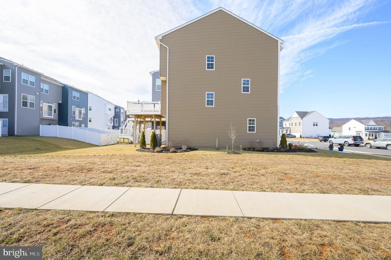 201 Hillsdale Pl - Photo 3 of 50