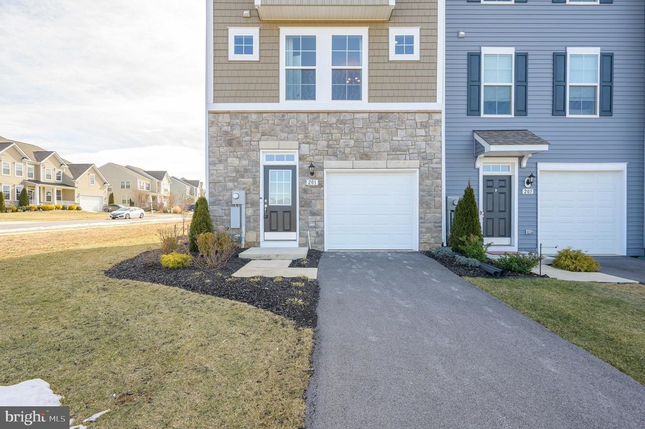 201 Hillsdale Pl - Photo 7 of 50