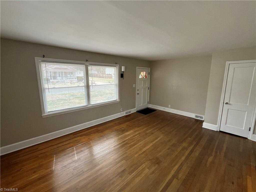 343 Elmwood Dr - Photo 7 of 44