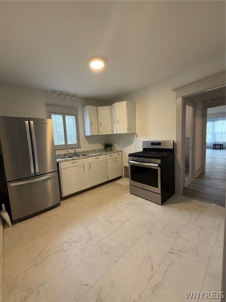 61 Baxter St - Photo 2 of 14