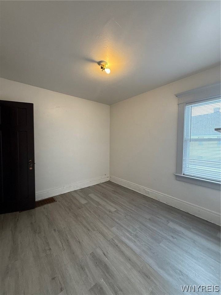 61 Baxter St - Photo 3 of 14