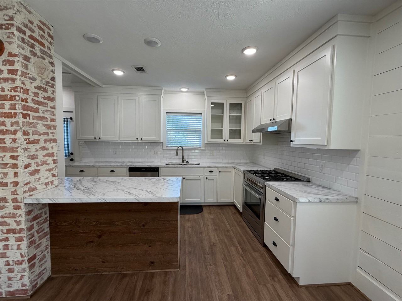 402 W Third St - Photo 5 of 15