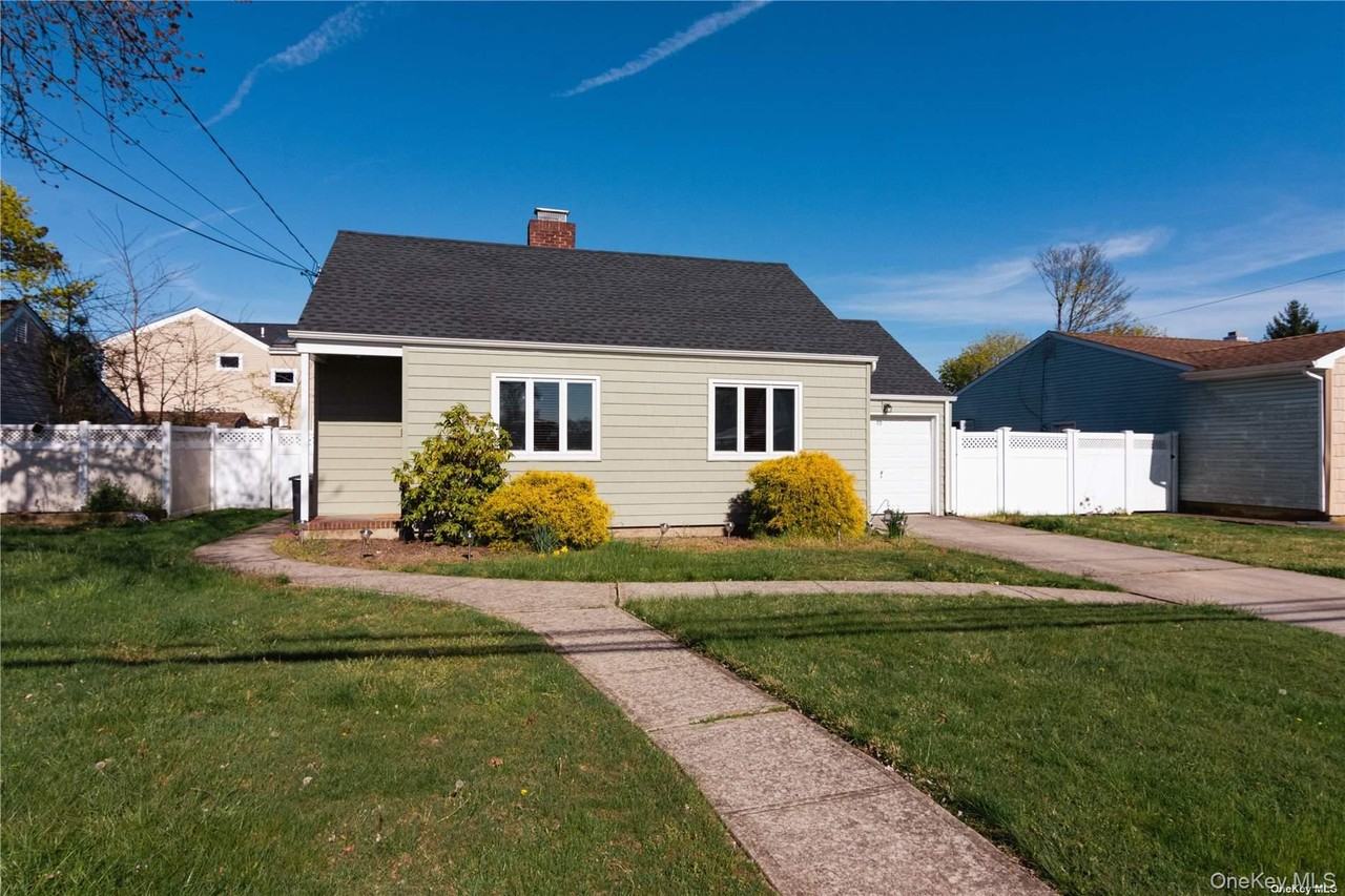 22 Carman Blvd - Photo 2 of 24