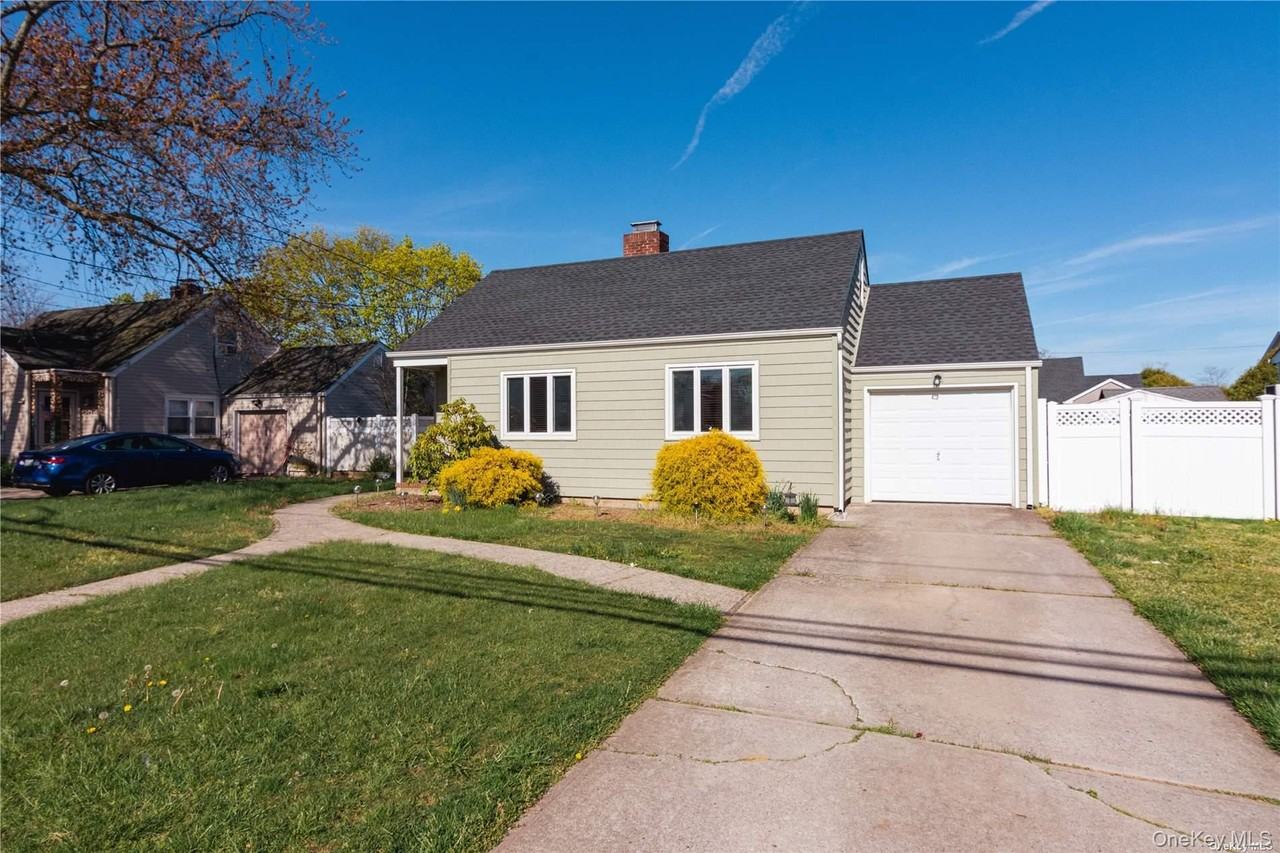 22 Carman Blvd - Photo 3 of 24