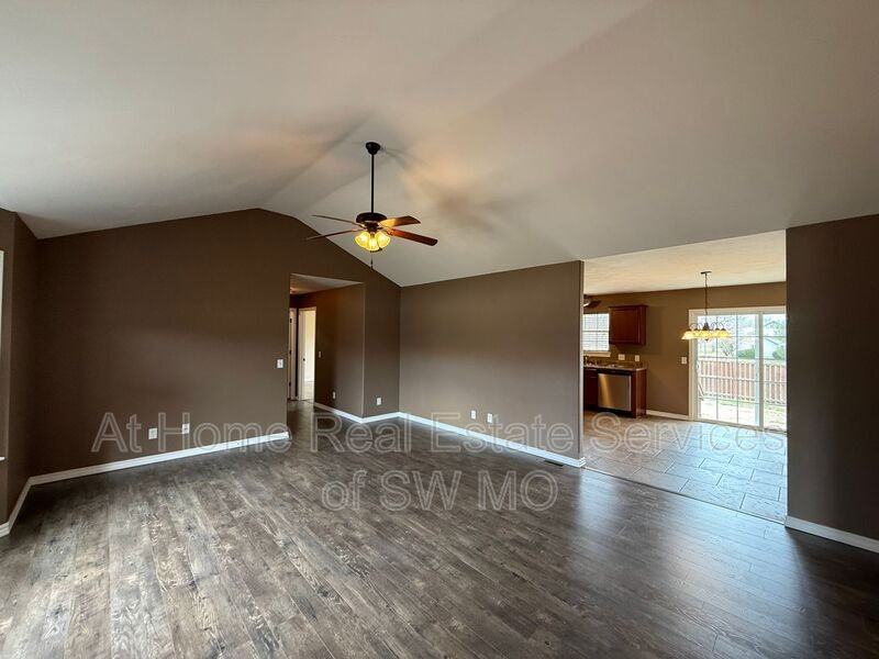 1124 S Venice Ave - Photo 2 of 10