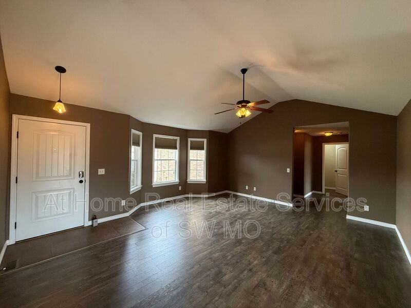 1124 S Venice Ave - Photo 3 of 10