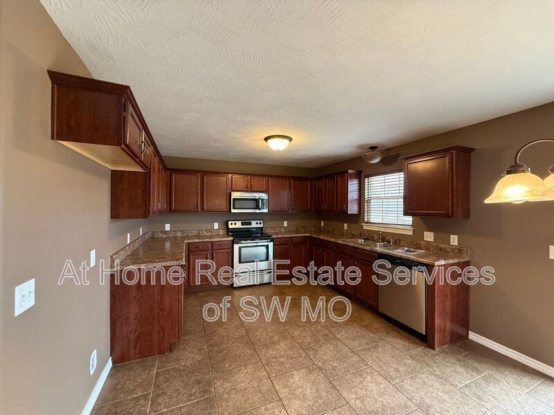 1124 S Venice Ave - Photo 5 of 10