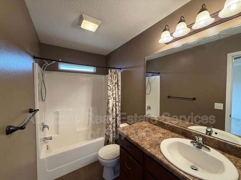 1124 S Venice Ave - Photo 6 of 10