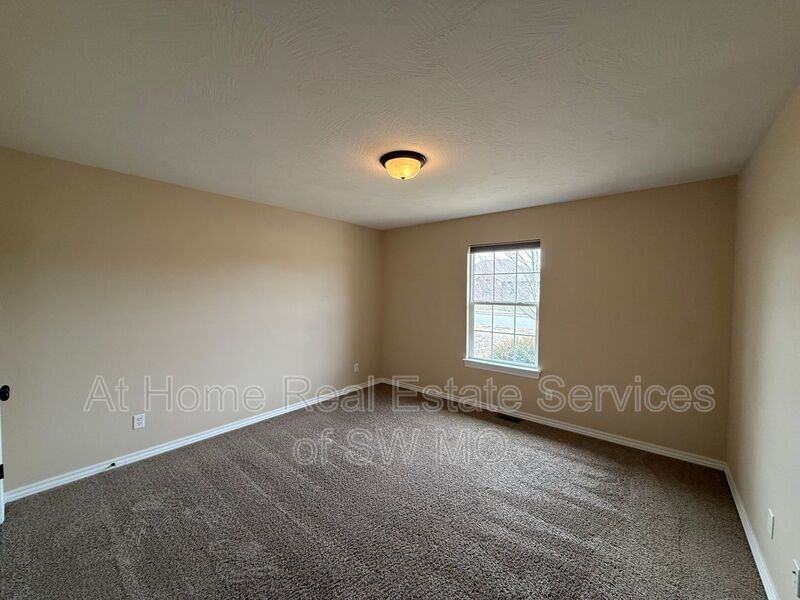 1124 S Venice Ave - Photo 7 of 10