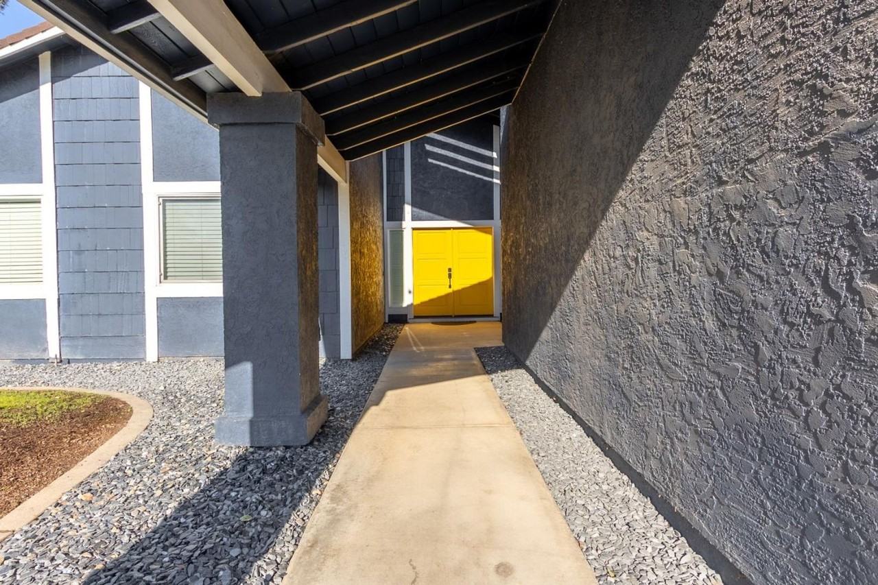 8916 Red Leaf Way - Photo 2 of 28