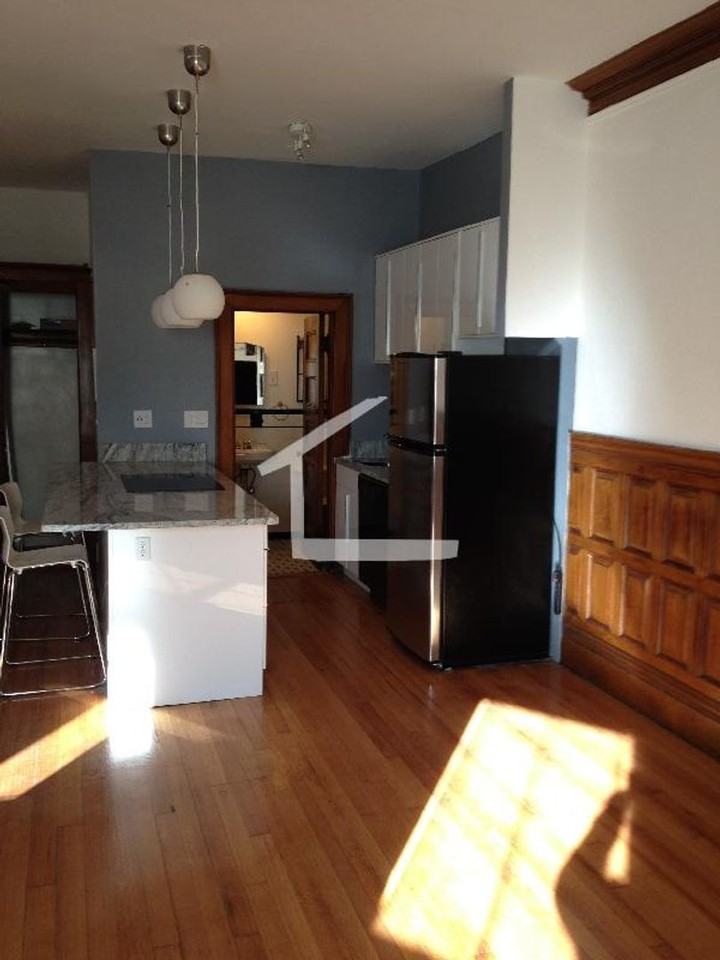 863 Beacon St - Photo 5 of 7