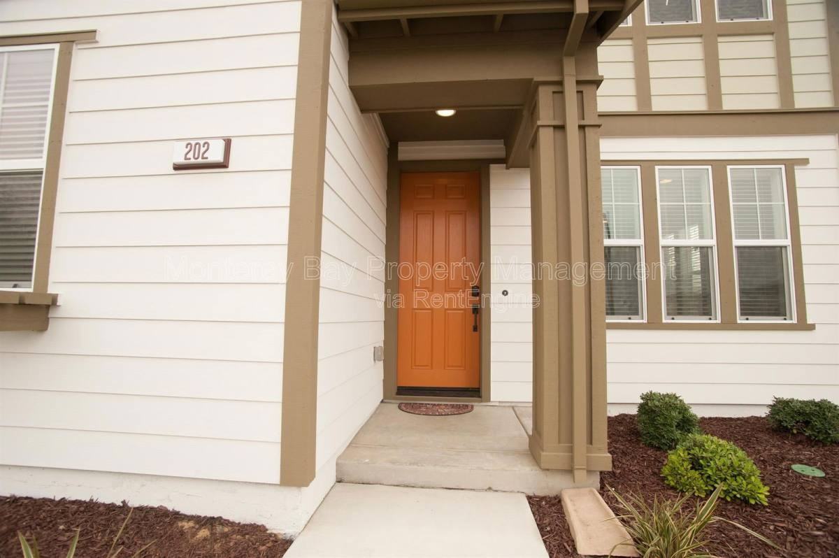 202 9th St - Photo 2 of 10