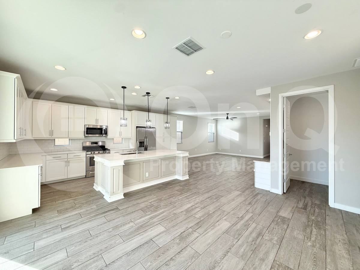 2233 E Meadowview Ct - Photo 3 of 10