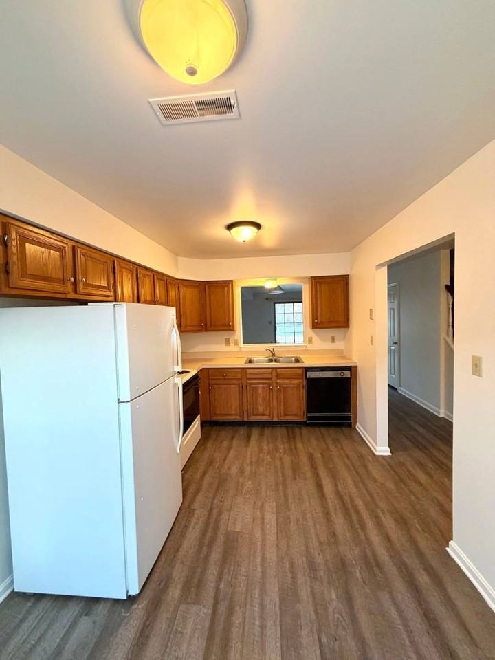 170 Federal Way - Photo 3 of 10