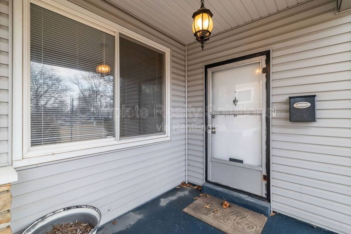 2234 Berwyn Dr - Photo 2 of 10