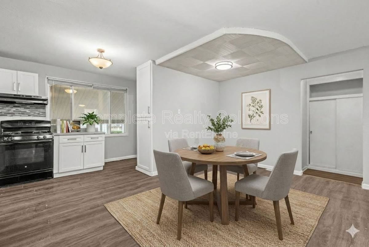 2234 Berwyn Dr - Photo 3 of 10