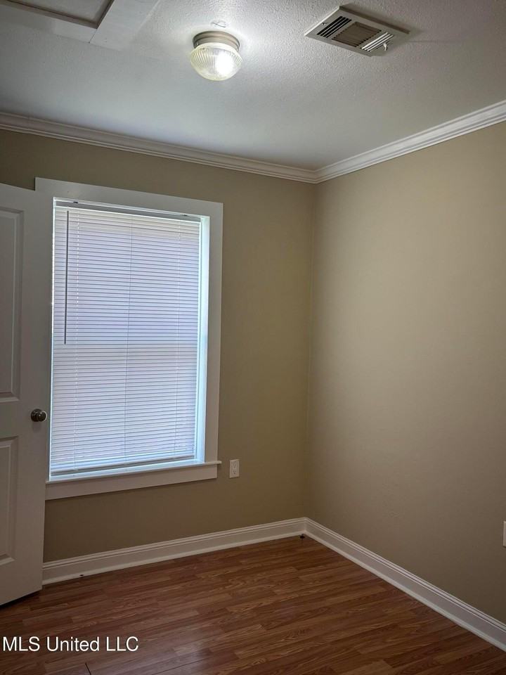 2712 14th St - Photo 6 of 9