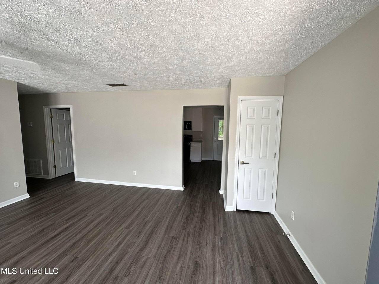 300 Carver Dr - Photo 2 of 12