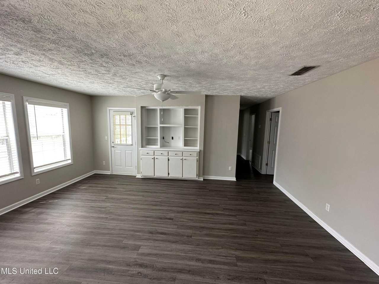 300 Carver Dr - Photo 3 of 12