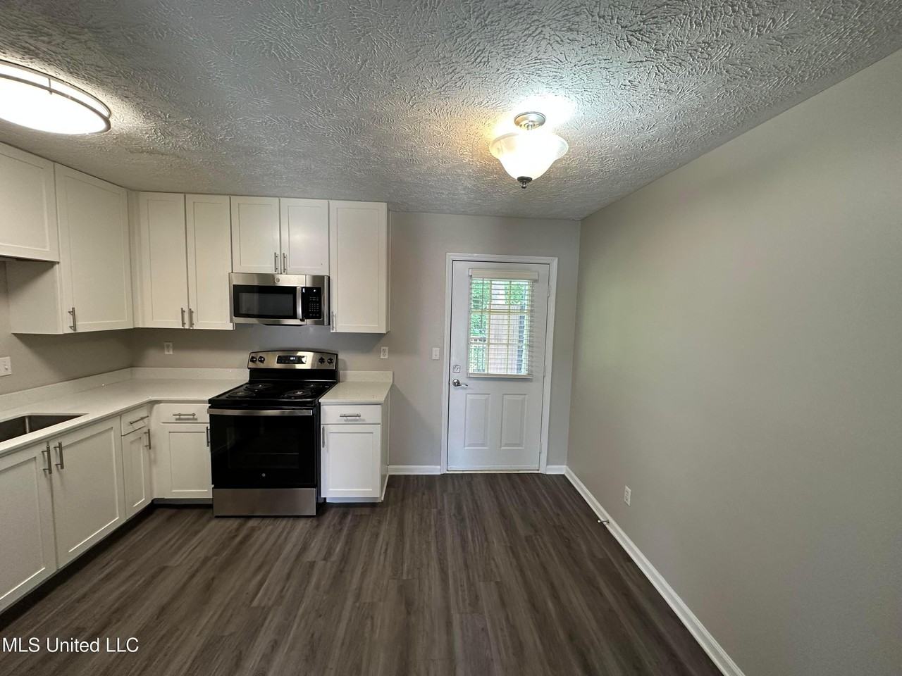 300 Carver Dr - Photo 4 of 12