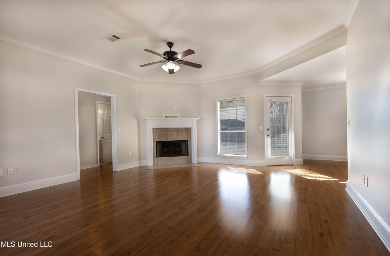 105 Channing Cir - Photo 4 of 30