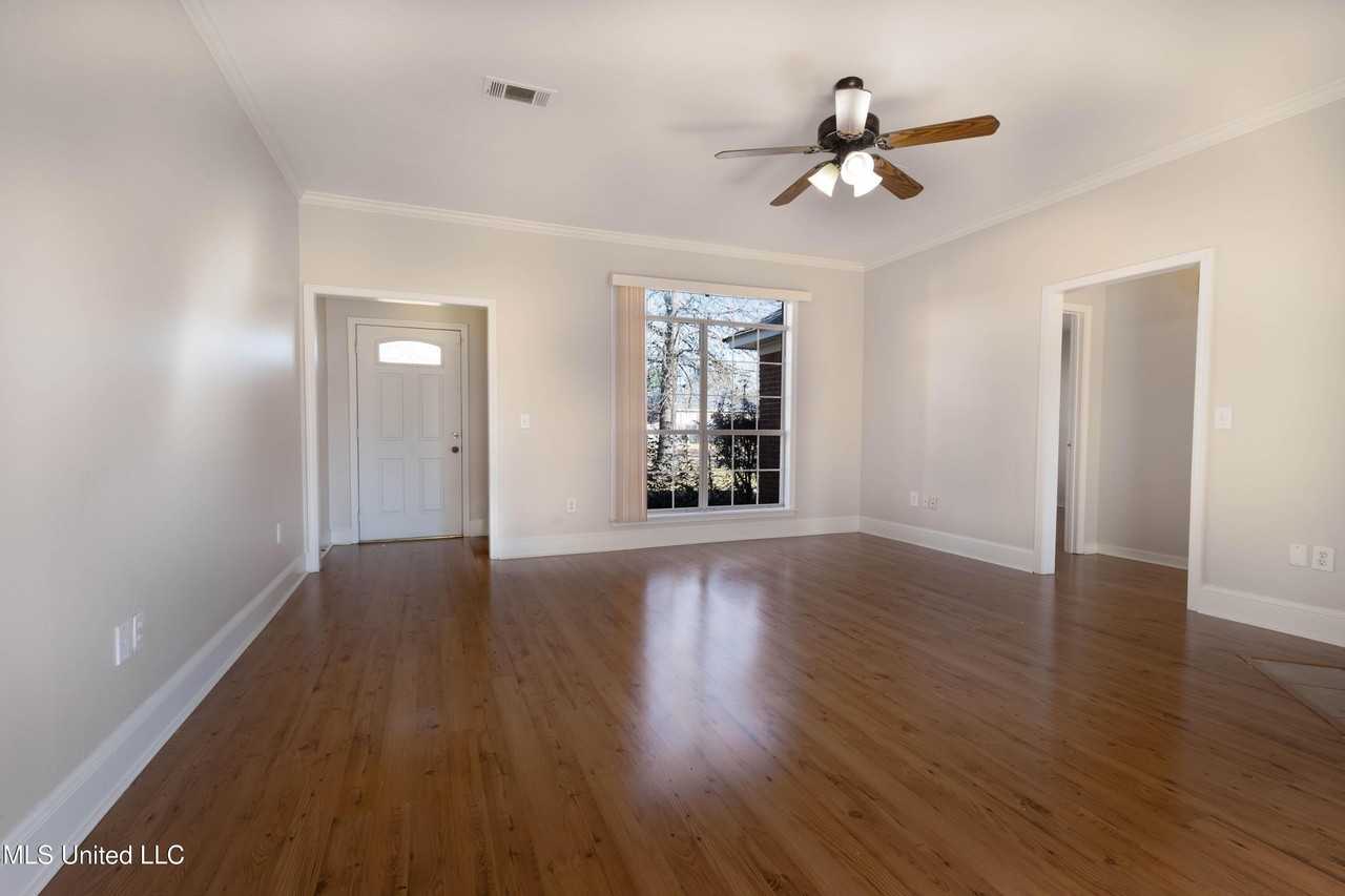 105 Channing Cir - Photo 5 of 30