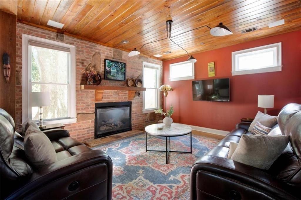 2330 1st Ave Ne - Photo 3 of 44