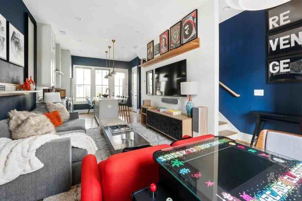 691 Fraser St Se - Photo 4 of 40