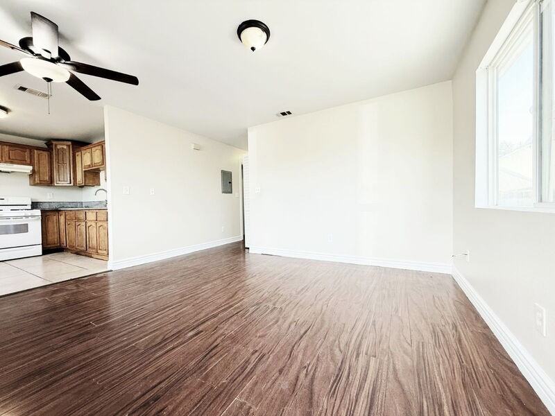 844 W 54th St - Photo 5 of 19