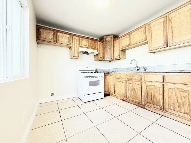 844 W 54th St - Photo 6 of 19