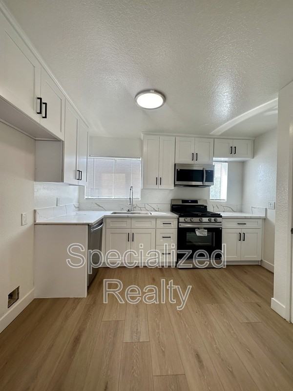 1233 Stanley Ave #3 - Photo 3 of 12