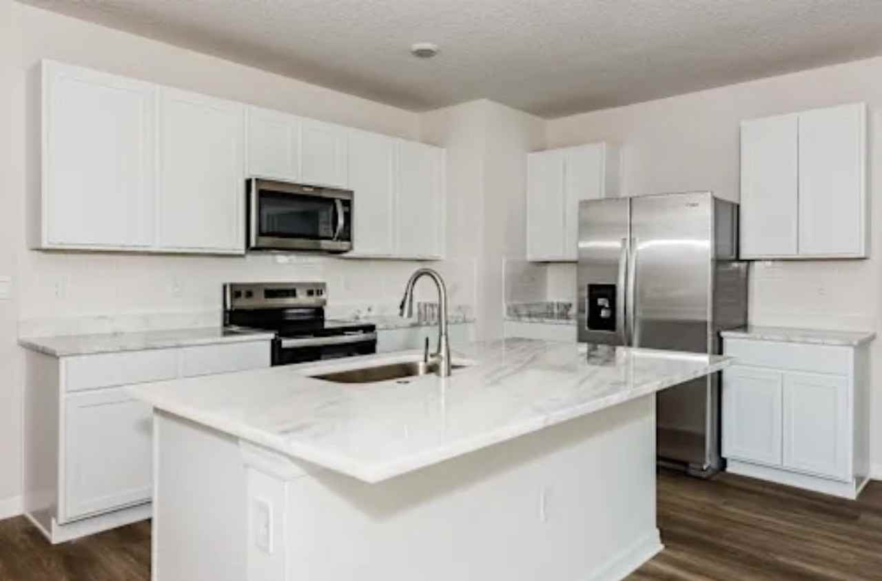 8026 Majestic Palms Ct - Photo 5 of 10