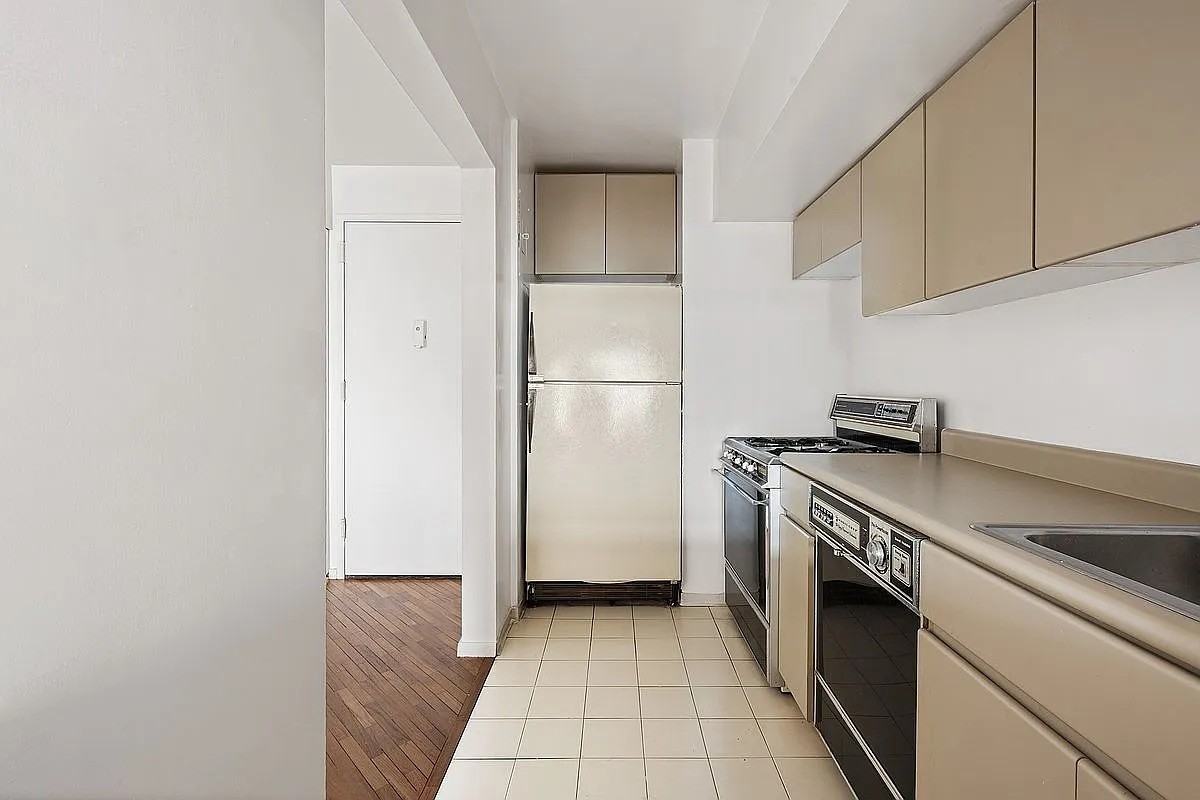 400 E 70th St #1903 - Photo 3 of 6