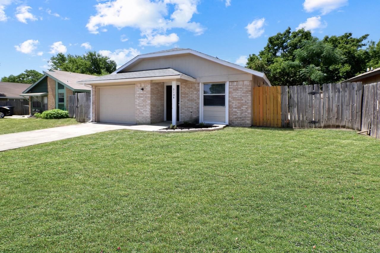 2108 Coach Dr - Photo 3 of 22