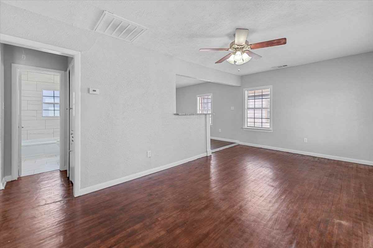 613 Clark St - Photo 5 of 40