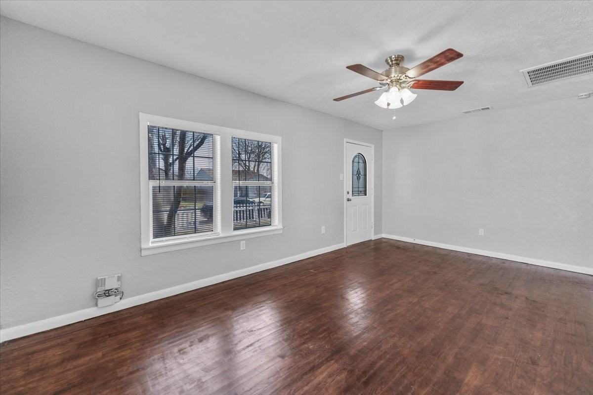 613 Clark St - Photo 7 of 40