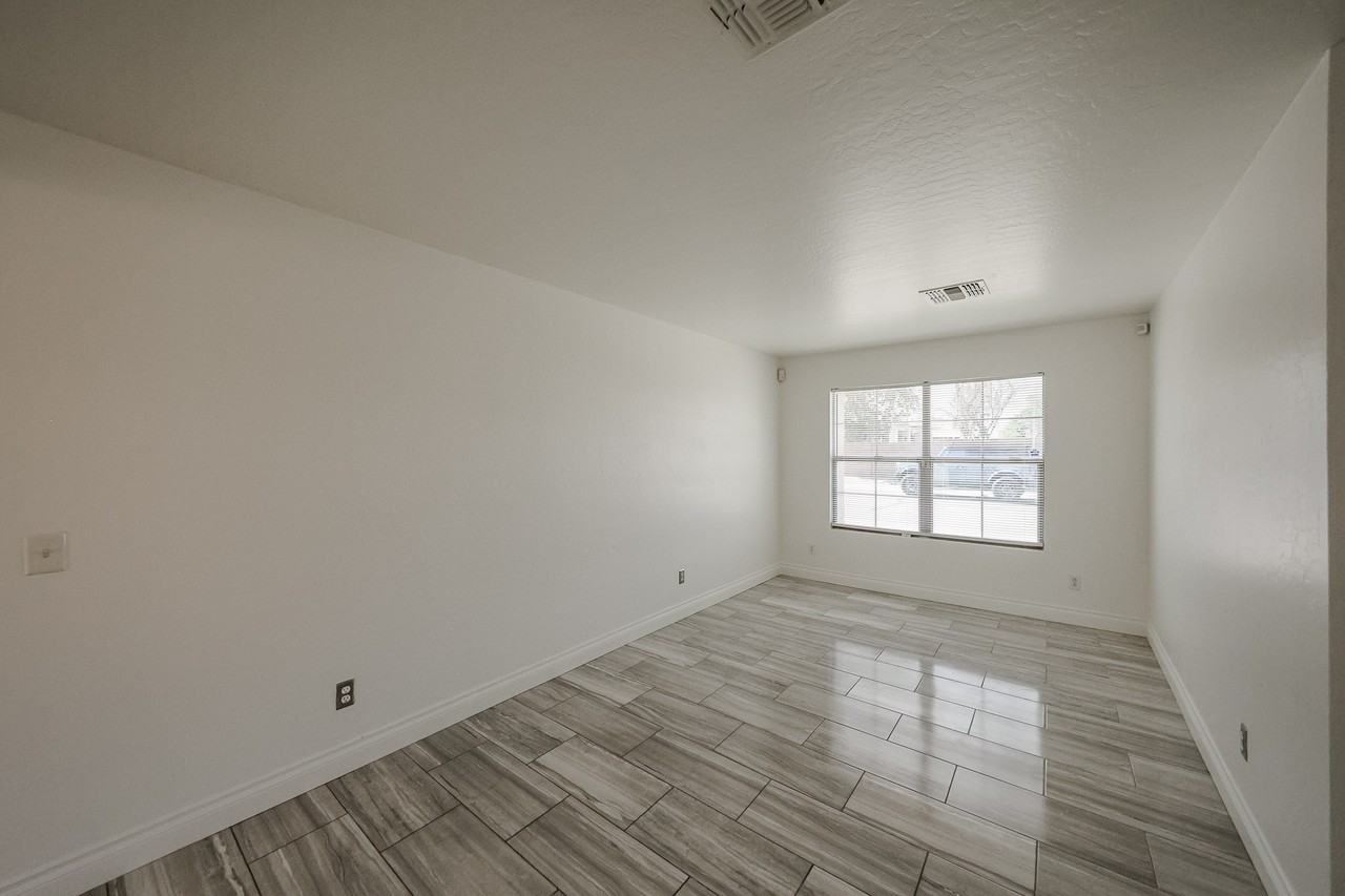 7315 S 30th Ave - Photo 6 of 33