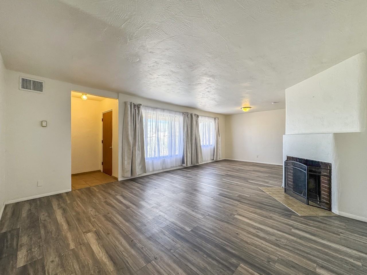 1828 Dakota St Ne - Photo 4 of 21